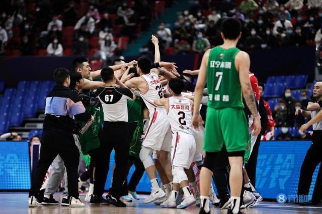 1642083207831000743.jpg 开云赛事-【夜读】非洲杯主裁判乱吹哨是因为中暑?