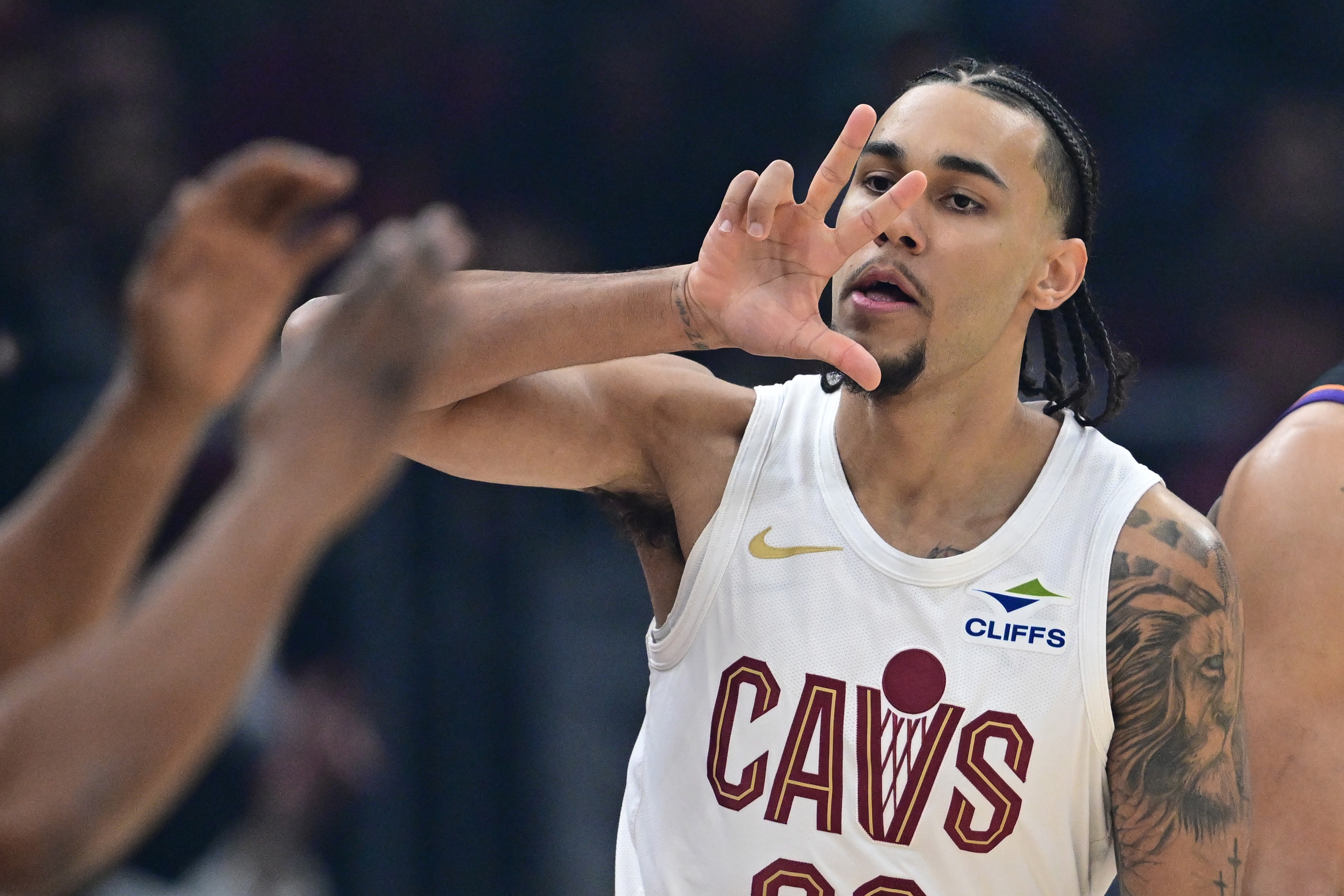 开云体育-解说：泰森一点也不贪功 当诱饵吸引防守助攻莫布里 完成制胜一击