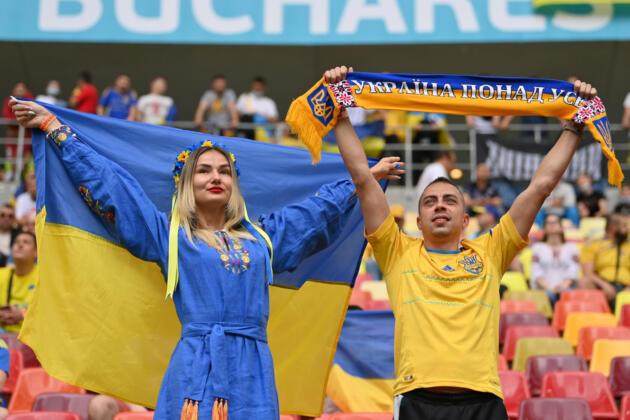 开云App-国旗太像的缘故?乌克兰瑞典两国球迷友谊地久天长